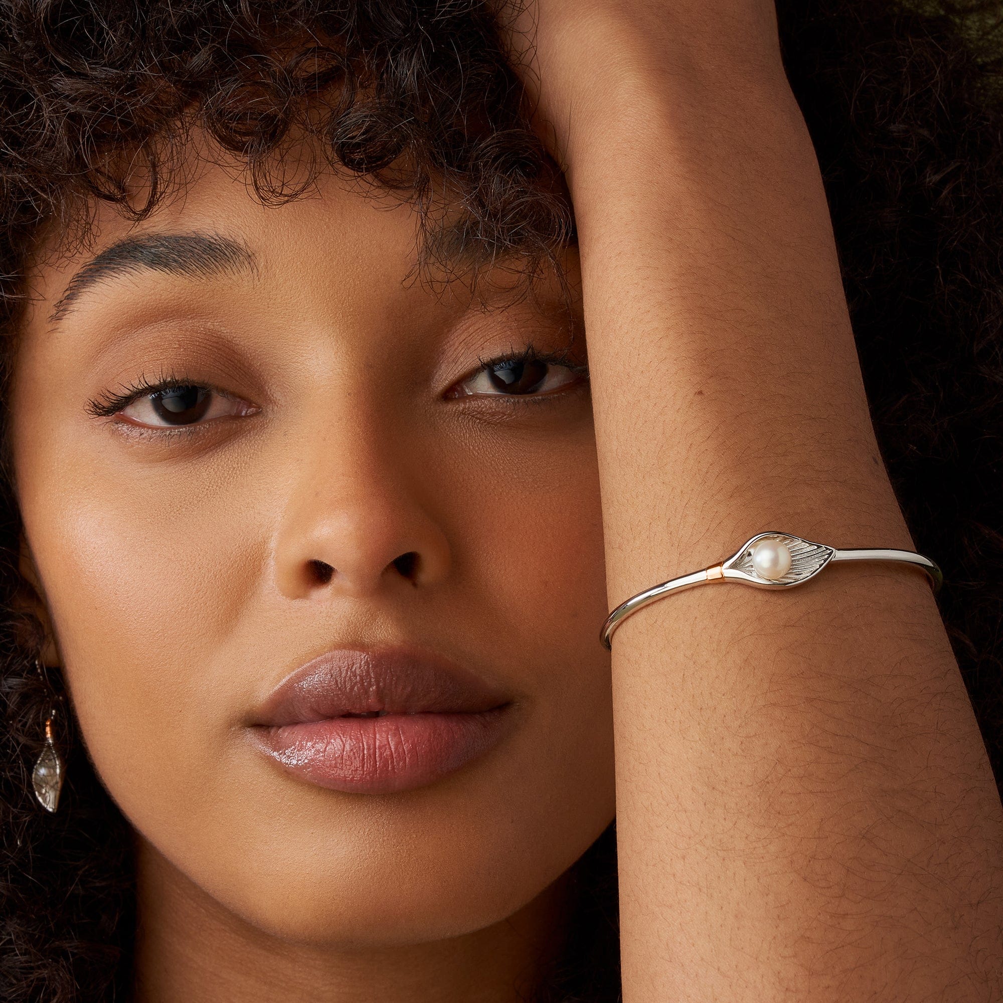 Nature's Wonder Sterling Silver Oyster Shell Banglet with Pearl - Image 2